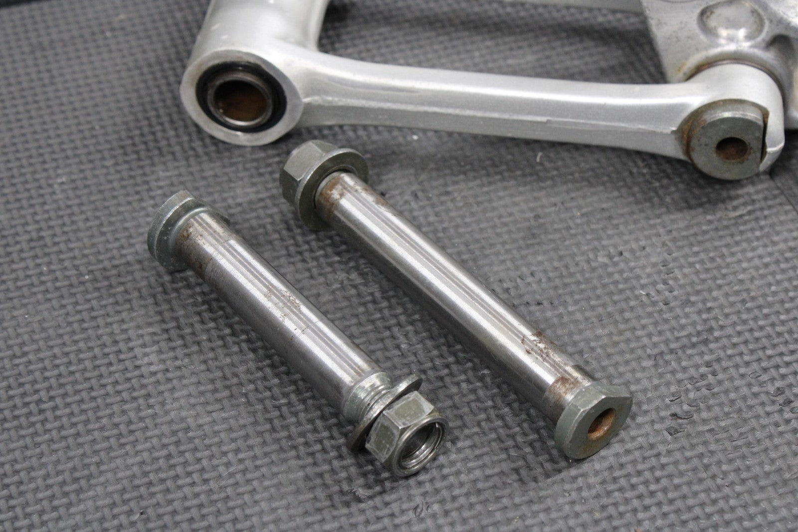 2002 YAMAHA YZ250 OEM REAR SHOCK LINKAGE LINKS RLEAY ARM ASSEMBLY - hggarage
