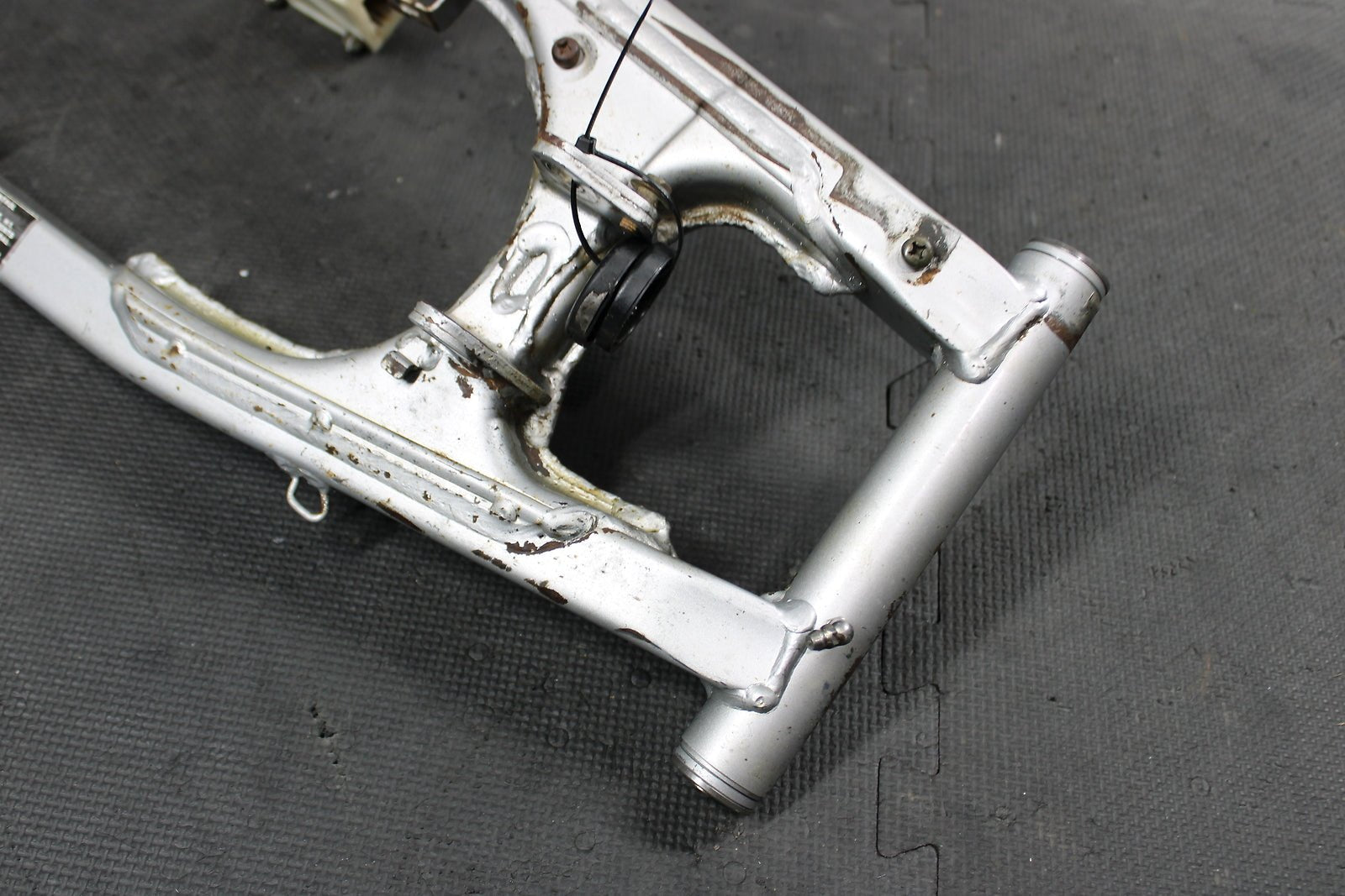 2000 HONDA XR200R OEM SWINGARM SWING ARM SUSPENSION 52200 - KT0 - A30ZA - hggarage