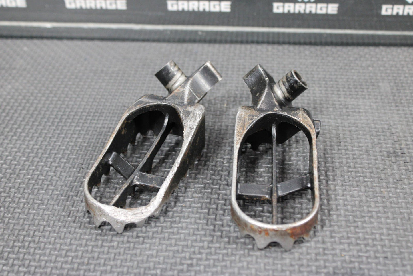 2007 YAMAHA YZ85 OEM FOOT PEGS PEDALS FRAME STAND FOOTPEG PEDAL FOOTREST - hggarage