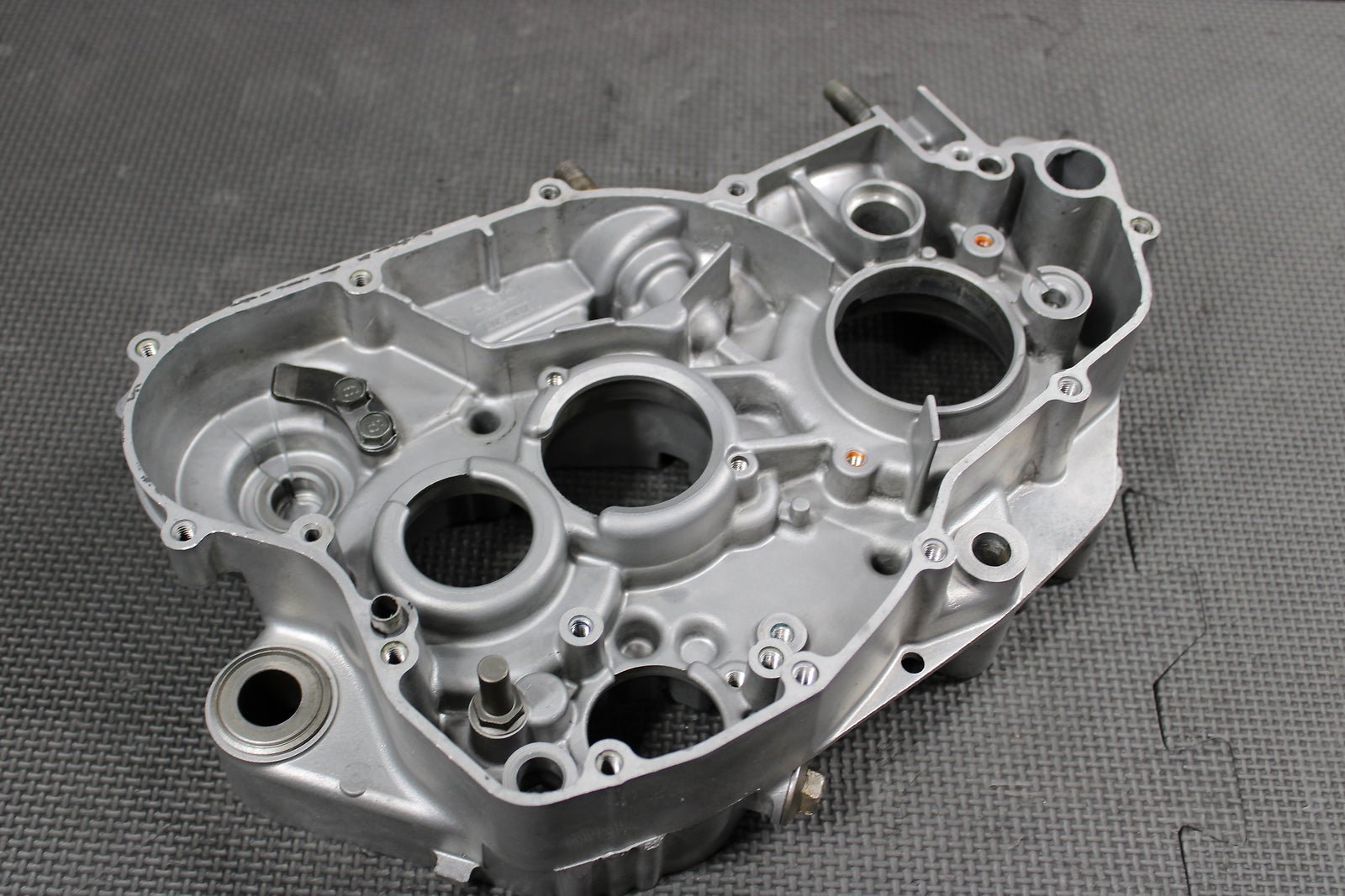 2000 YAMAHA YZ250 OEM RIGHT ENGINE MOTOR CRANKCASE CRANK CASE BLOCK - hggarage