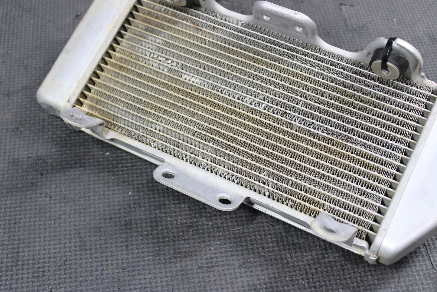 2006 YAMAHA YZ450F OEM LEFT ENGINE MOTOR COOLING COOLER RADIATOR