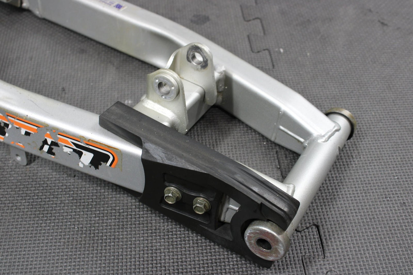 2002 Yamaha TTR125 TTR125E OEM Small Wheel 14" Swingarm Swing Arm Suspension - hggarage