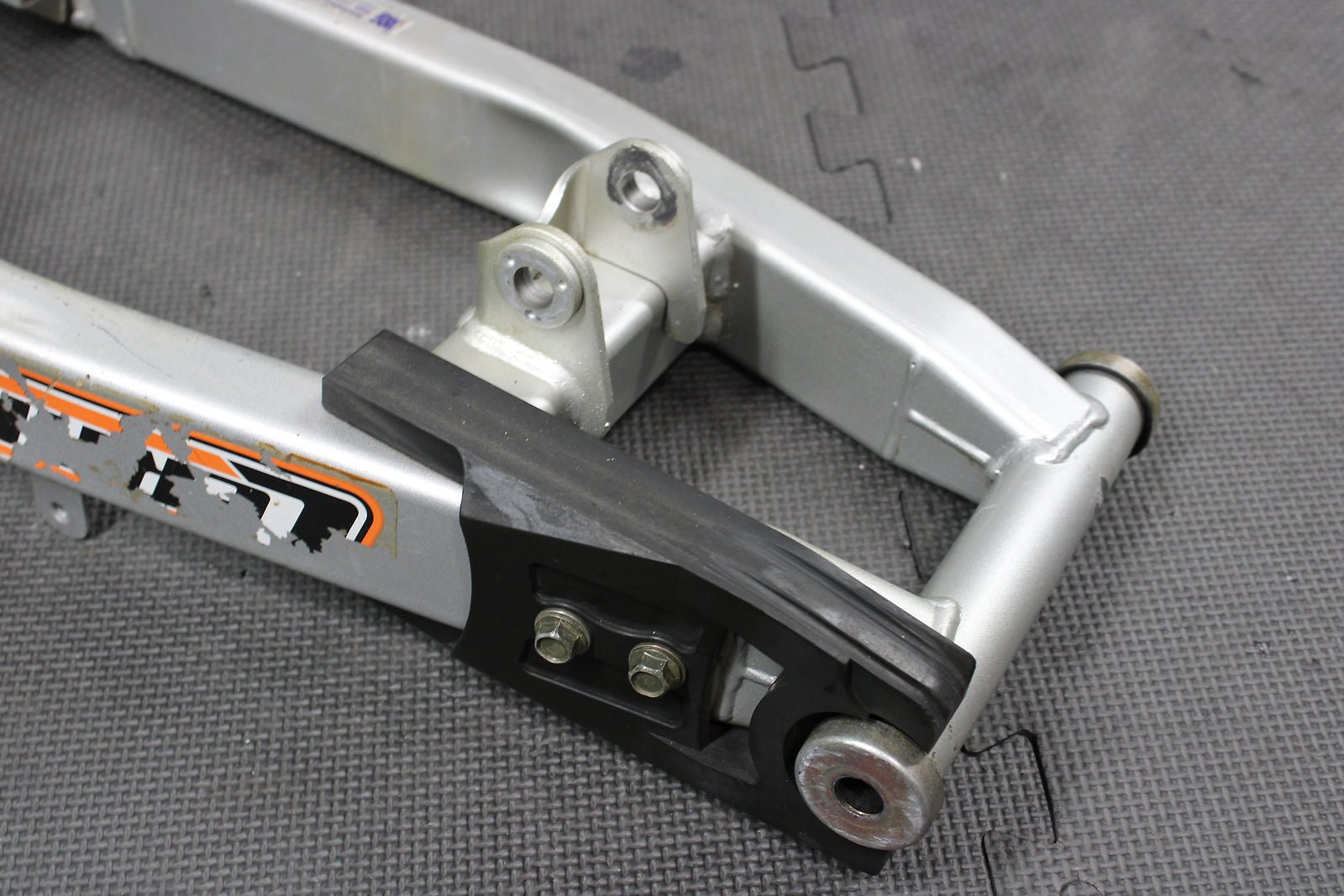 2002 Yamaha TTR125 TTR125E OEM Small Wheel 14" Swingarm Swing Arm Suspension - hggarage