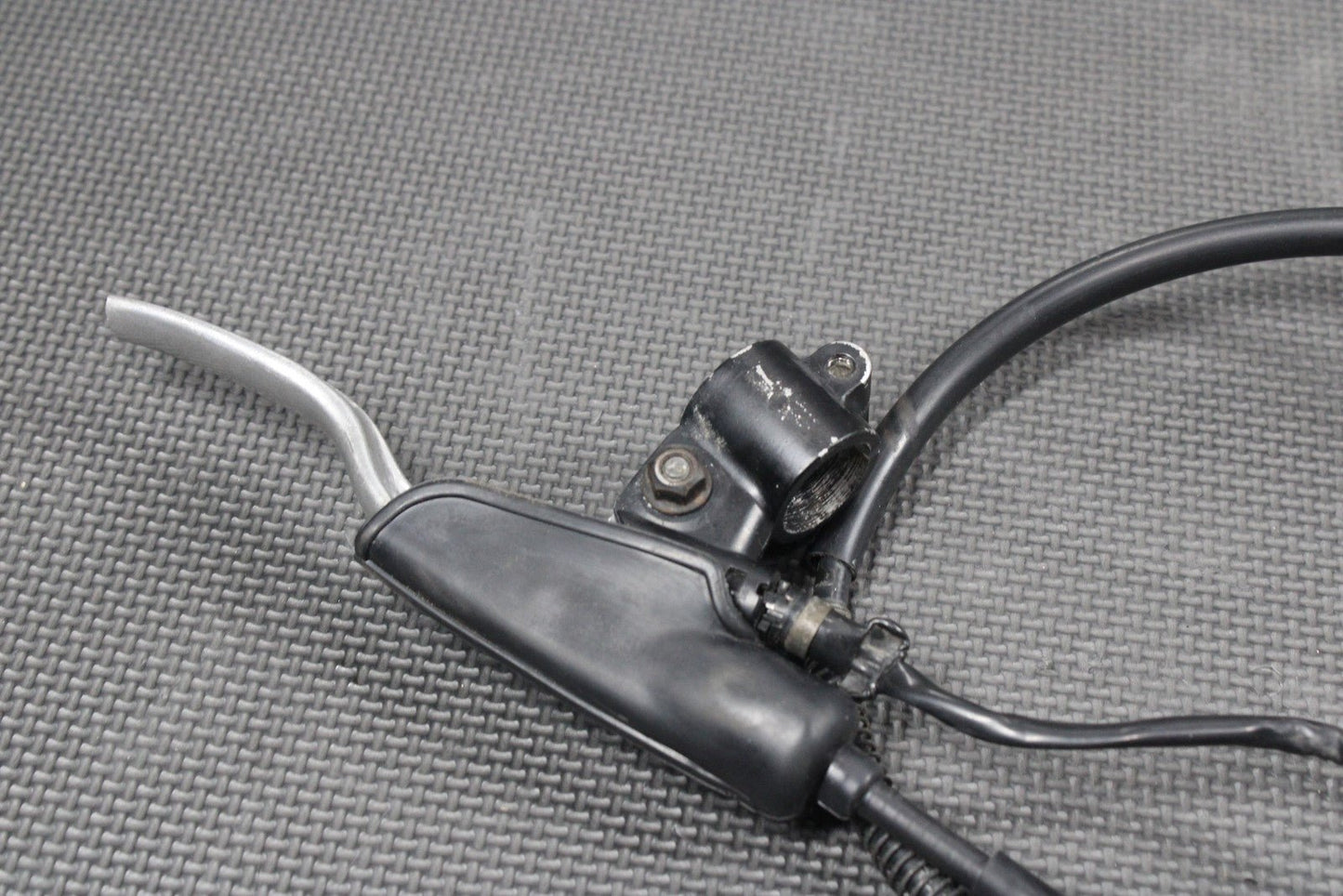 1987 87 - 95 YAMAHA TW200 OEM CLUTCH PERCH MOUNT WITH LEVER CABLE 1RL - 26335 - 00 - 00 - hggarage