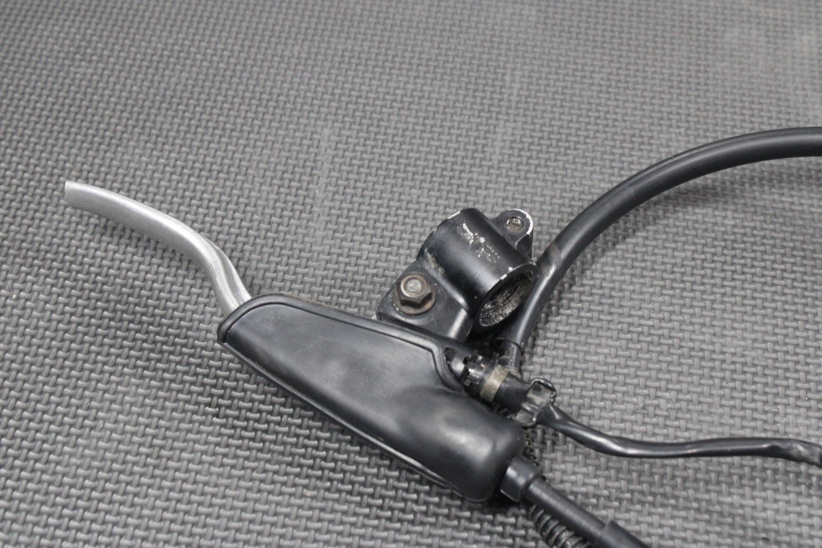 1987 87 - 95 YAMAHA TW200 OEM CLUTCH PERCH MOUNT WITH LEVER CABLE 1RL - 26335 - 00 - 00 - hggarage