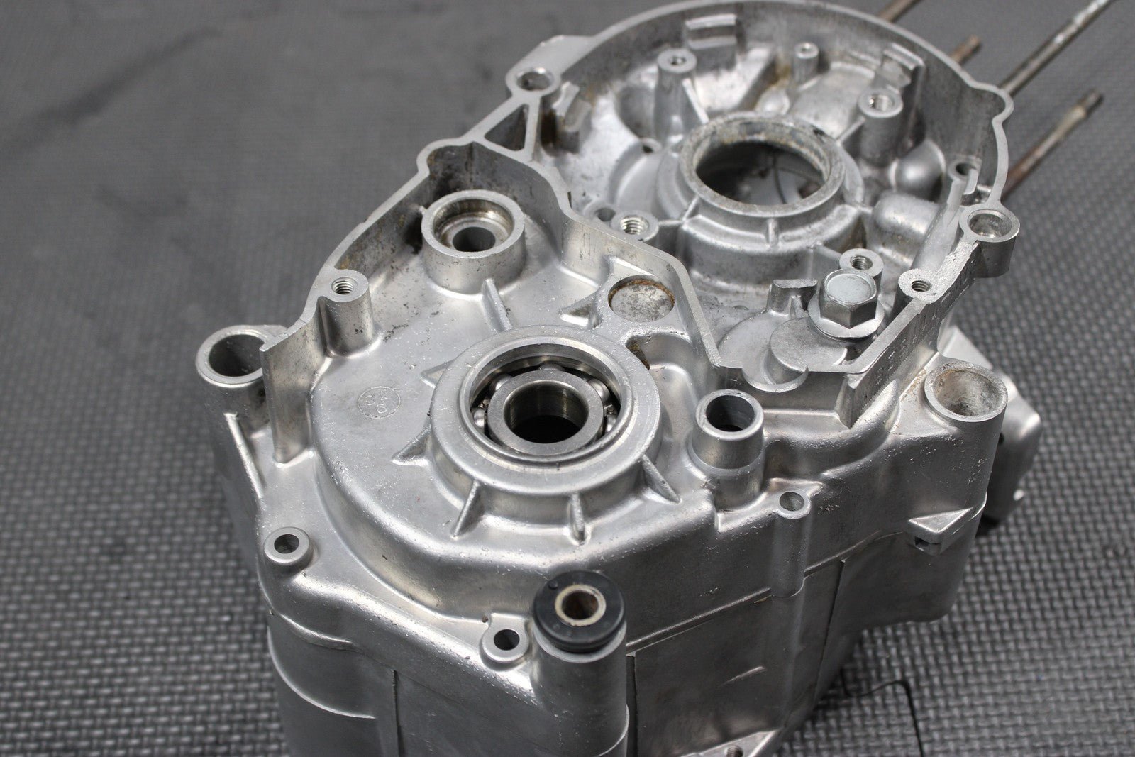 1985 YAMAHA PW80 OEM LEFT RIGHT ENGINE MOTOR CRANKCASE SET CASES BLOCK - hggarage