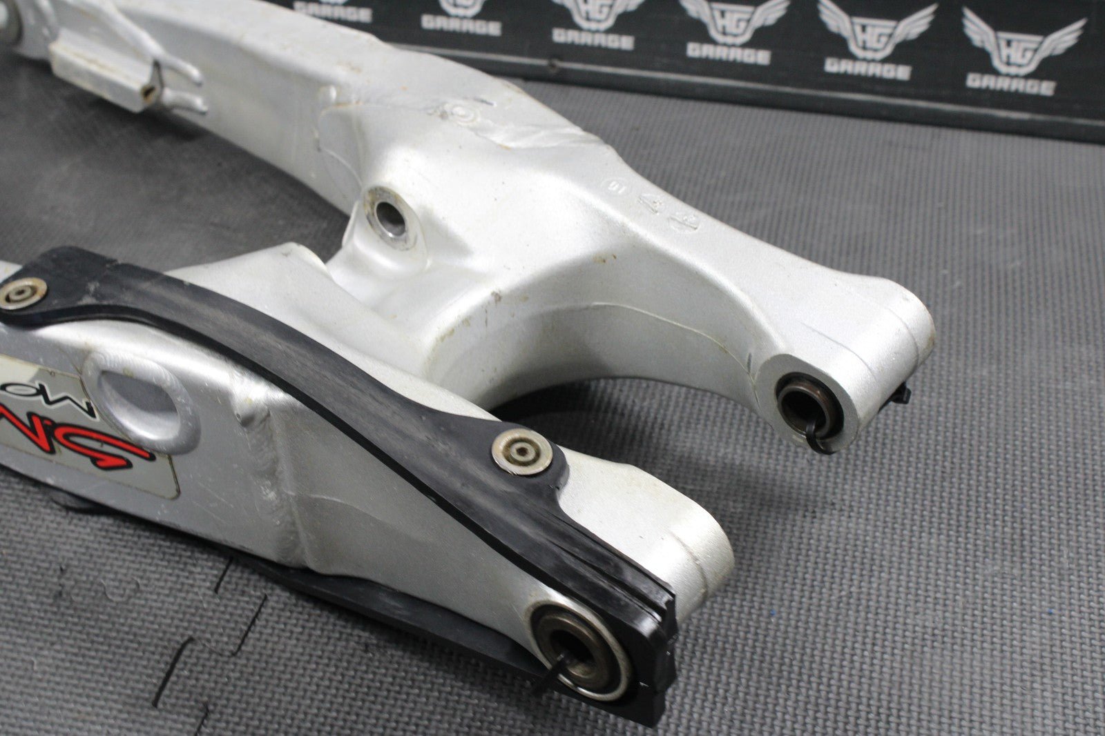 2002 YAMAHA YZ250 OEM 2T SWINGARM SWING ARM SUSPENSION REAR ARM 5NY - 22110 - 00 - 00 - hggarage