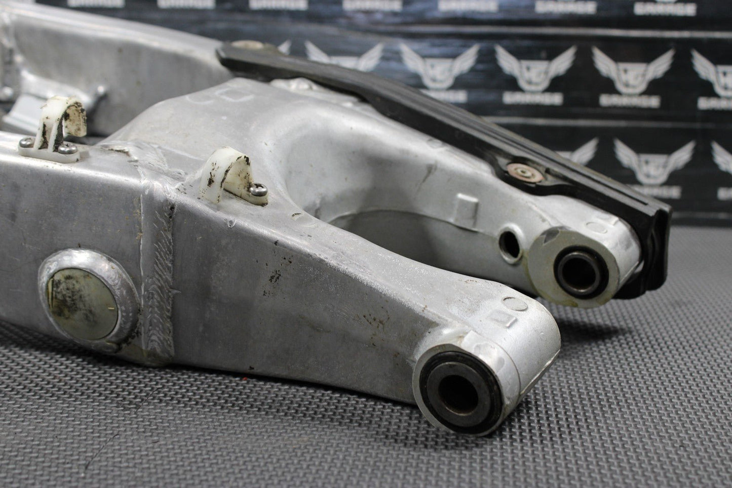 2001 YAMAHA 99 - 01 YZ250 OEM SWINGARM SWING ARM SUSPENSION 5MV - 22110 - 00 - 00 - hggarage