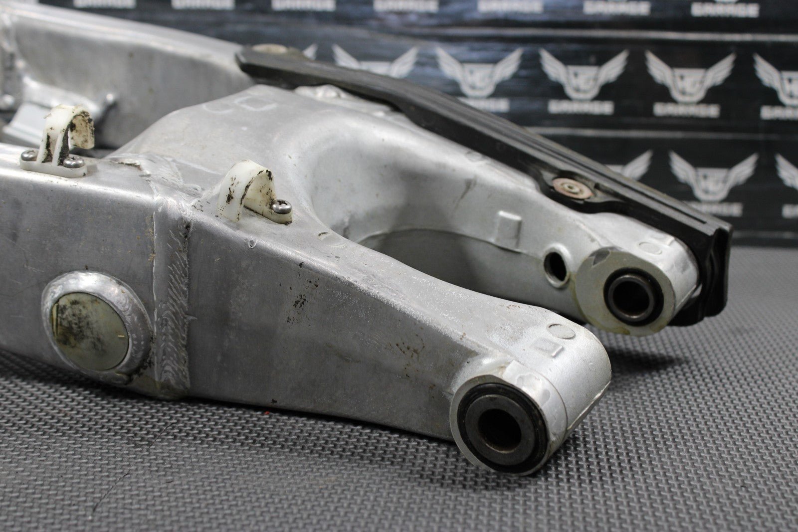 2001 YAMAHA 99 - 01 YZ250 OEM SWINGARM SWING ARM SUSPENSION 5MV - 22110 - 00 - 00 - hggarage