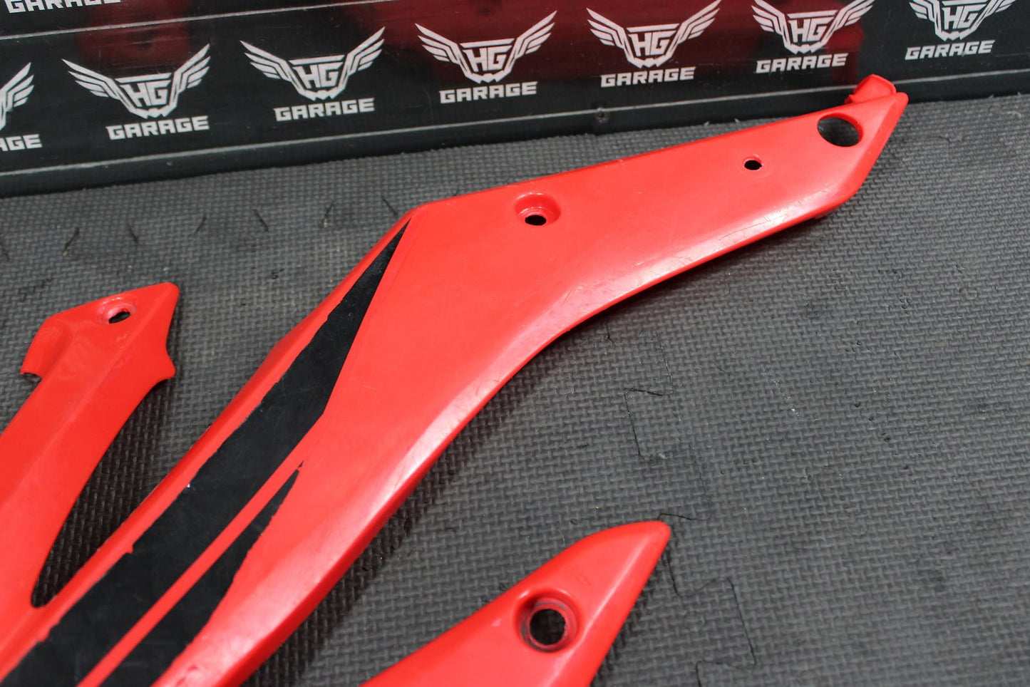2007 HONDA CRF450R OEM LEFT PLASTIC PANEL FENDER STAY BRACKET 19035 - MENF - 7300 - hggarage