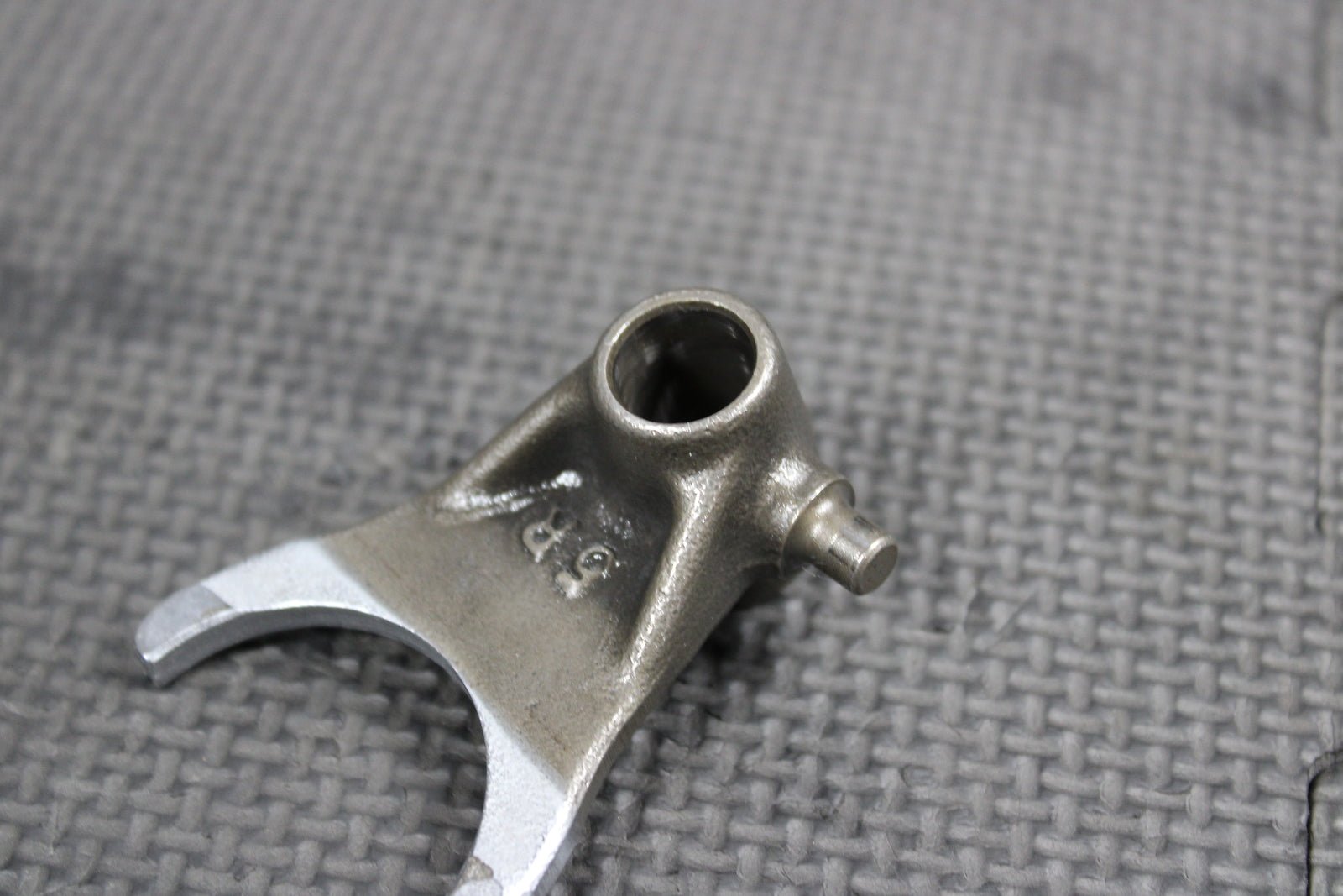 1999 HONDA CR500R OEM ENGINE TRANSMISSION RIGHT GEAR SHIFT FORK 5R 24211 - KA5 - 690 - hggarage