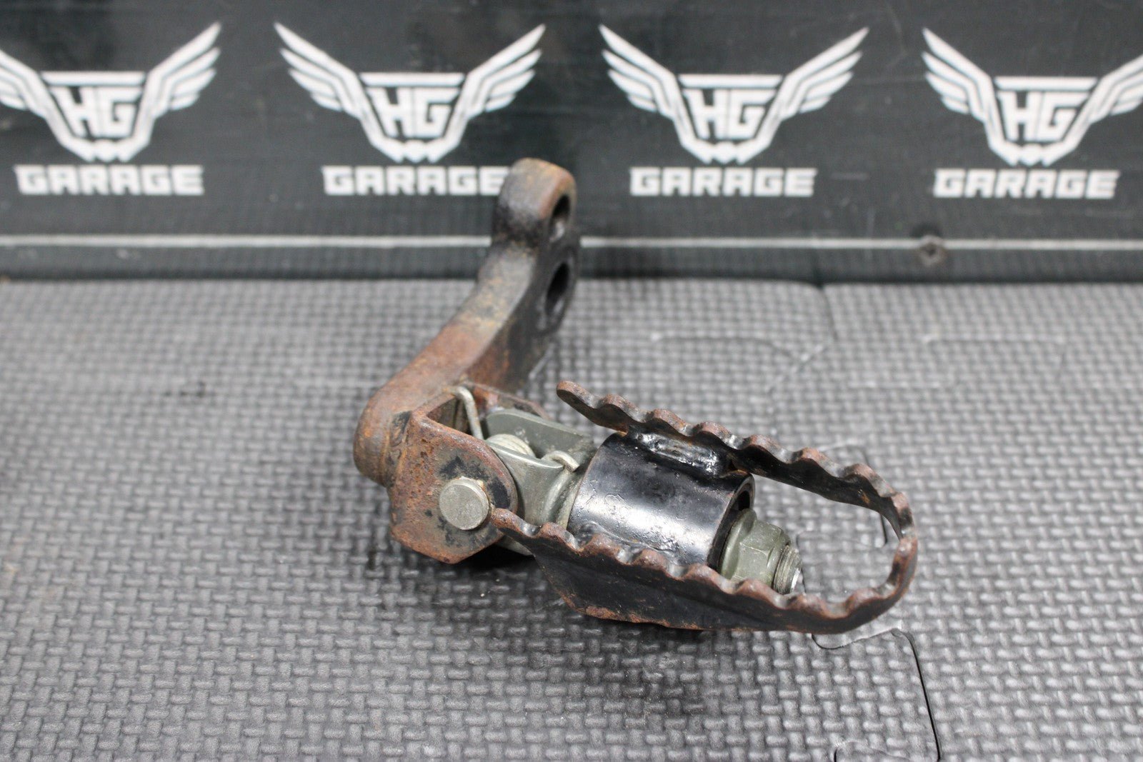 2005 SUZUKI DR200SE OEM FOOT PEGS PEDALS STAND FOOTPEG FOOTREST 43510 - 44A03 - 019 - hggarage