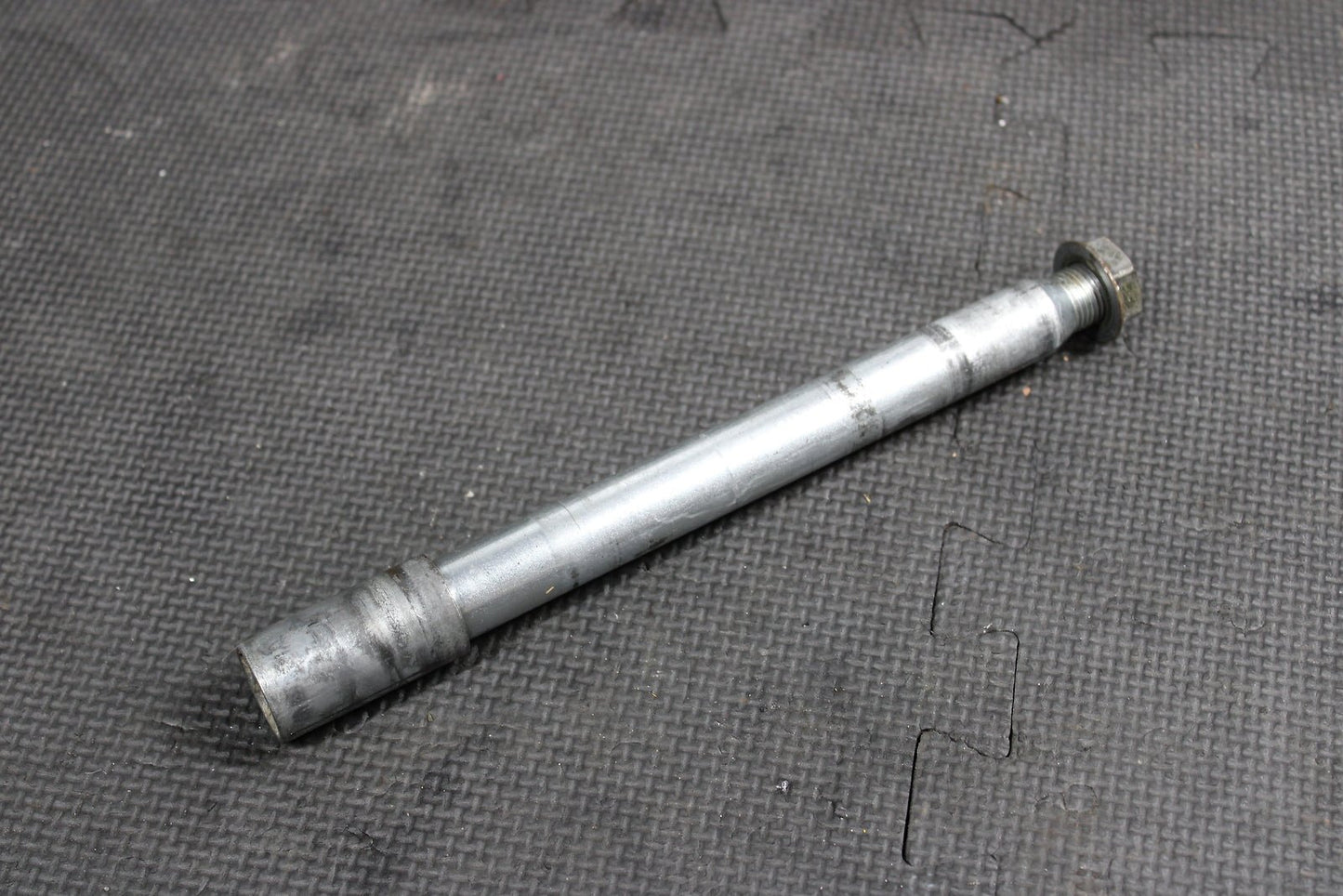 2004 YAMAHA YZ250F OEM FRONT WHEEL RIM AXLE PIVOT BOLT 5BE - 25181 - 00 - 00 - hggarage