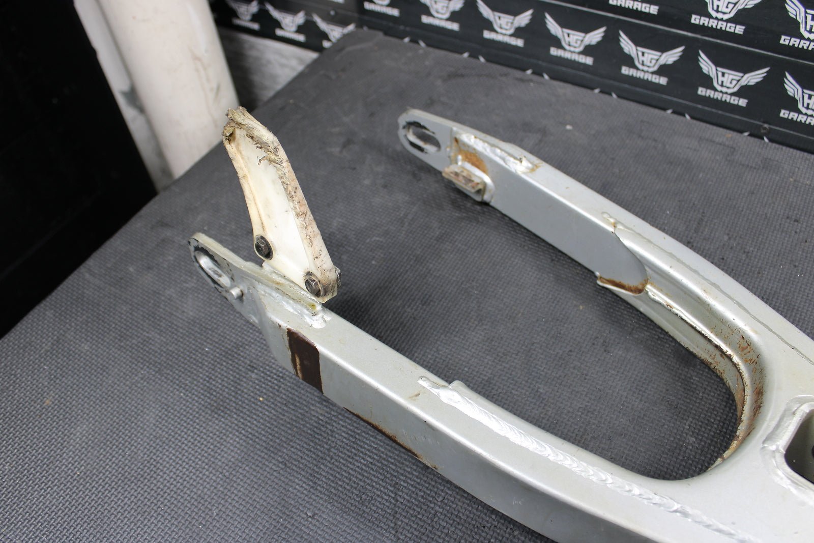 2001 YAMAHA TTR225 OEM SWINGARM SWING ARM SUSPENSION 4VW - F2110 - 10 - 35 - hggarage