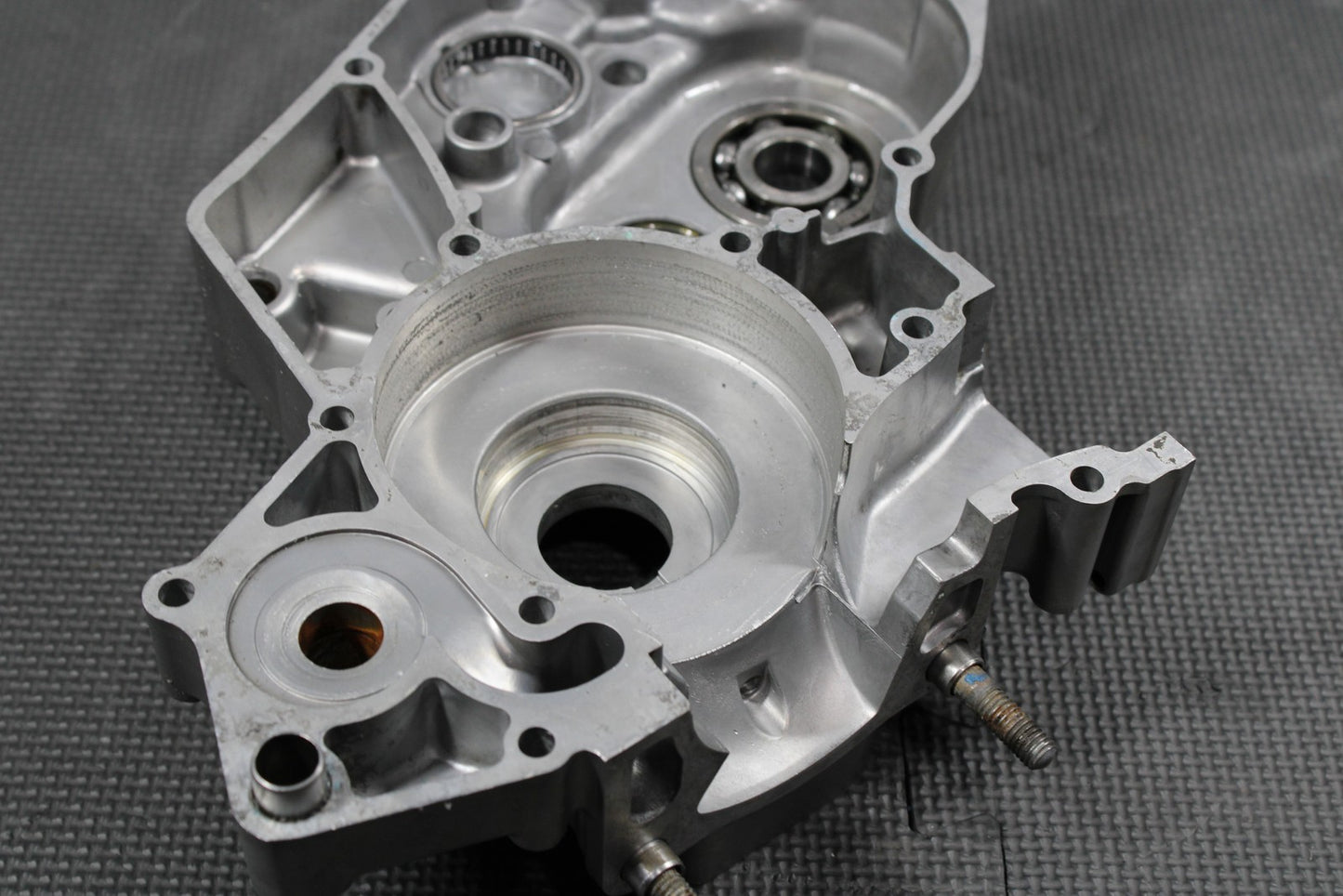 2000 SUZUKI RM125 99 - 00 OEM LEFT ENGINE MOTOR CRANKCASE CRANK CASES BLOCK - hggarage