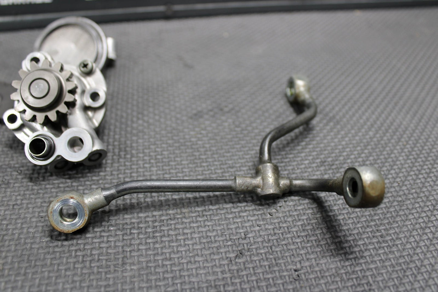 2002 Yamaha YZ400F YZ426F OEM Engine Motor Oil Pump Assembly Line Gear Strainer - hggarage