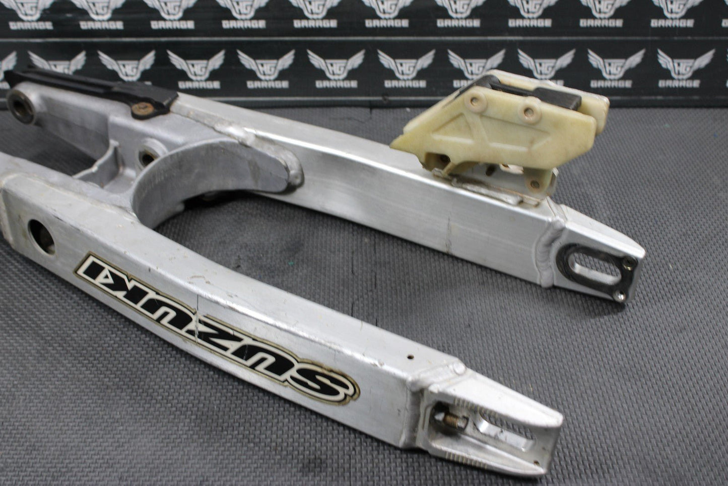 1996 SUZUKI RM250 OEM MODEL T SWINGARM SWING ARM SUSPENSION 61000 - 36E00 - hggarage