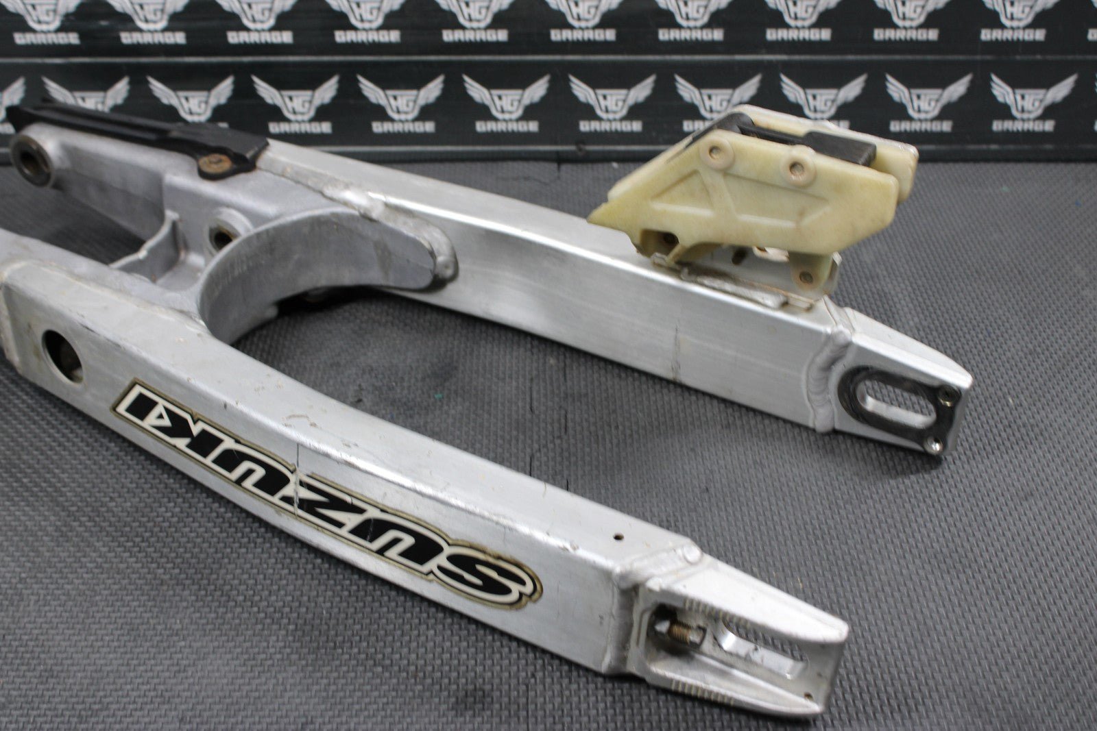 1996 SUZUKI RM250 OEM MODEL T SWINGARM SWING ARM SUSPENSION 61000 - 36E00 - hggarage