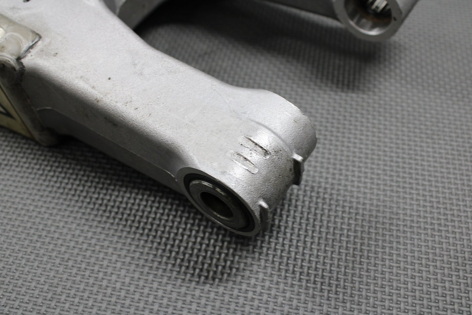 1999 SUZUKI RM125 RM250 OEM SWINGARM SWING ARM REAR SUSPENSION 61000 - 37E10 - hggarage