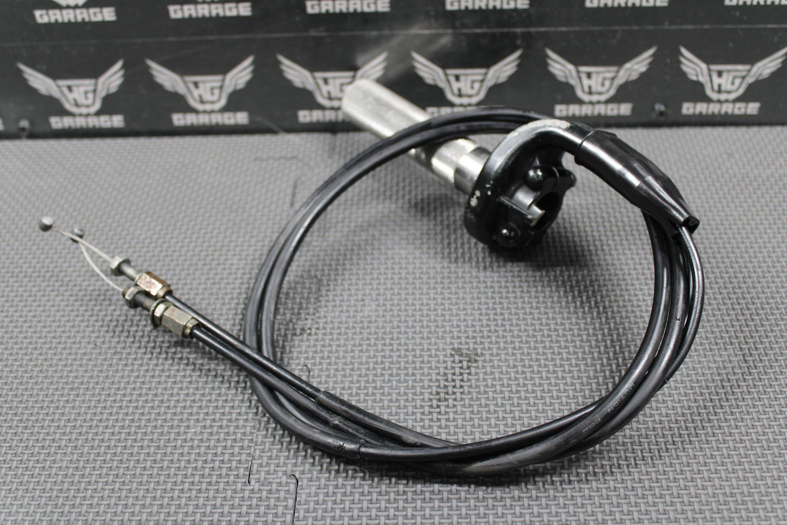 2008 07 - 09 HONDA CRF250R OEM RIGHT THROTTLE HOUSING ALUMINUM TUBE CABLES GOOD - hggarage