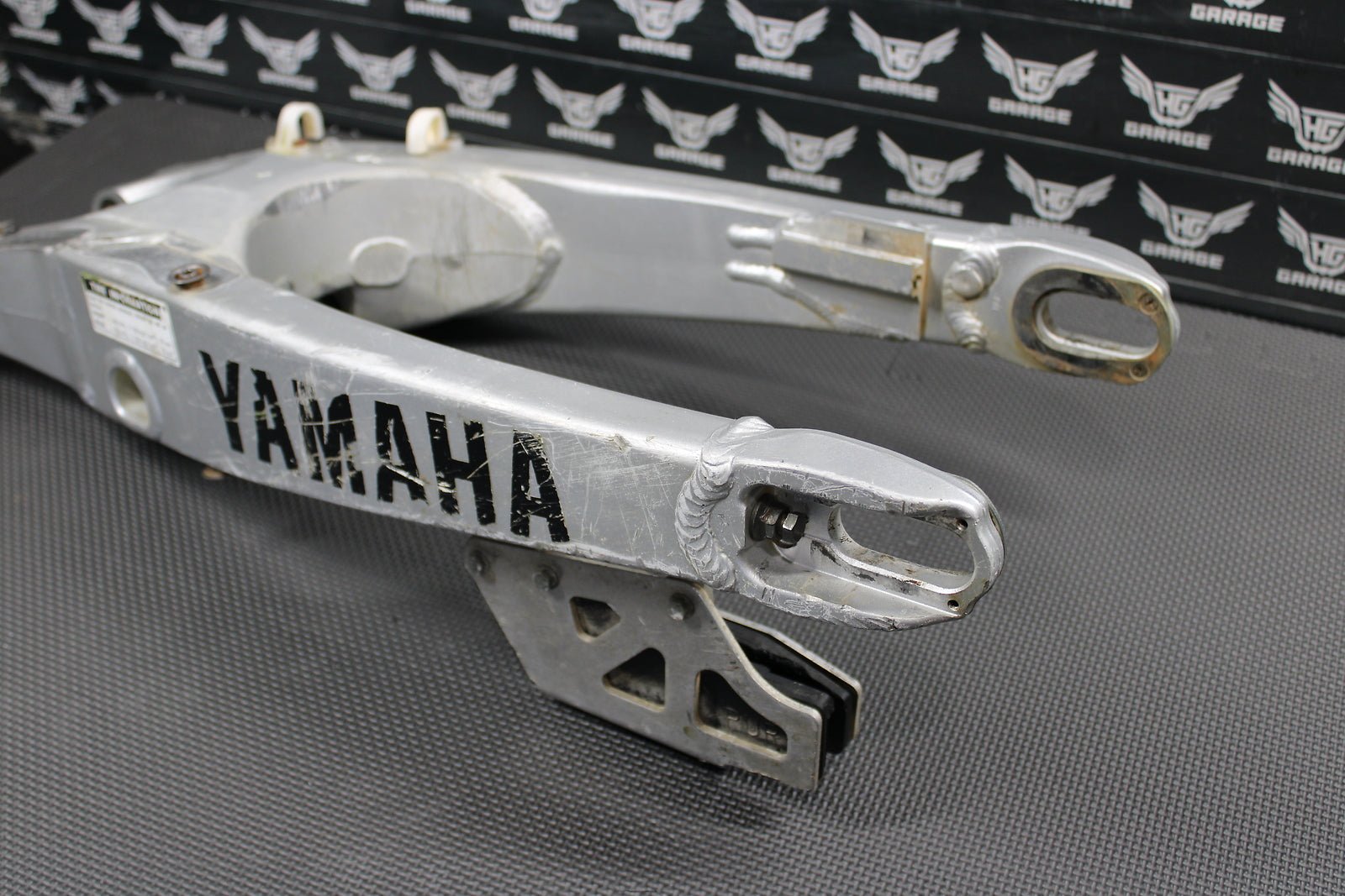 2002 Yamaha YZ426F OEM Swingarm Swing Arm Suspension 5NY - 22110 - 00 - 00 - hggarage