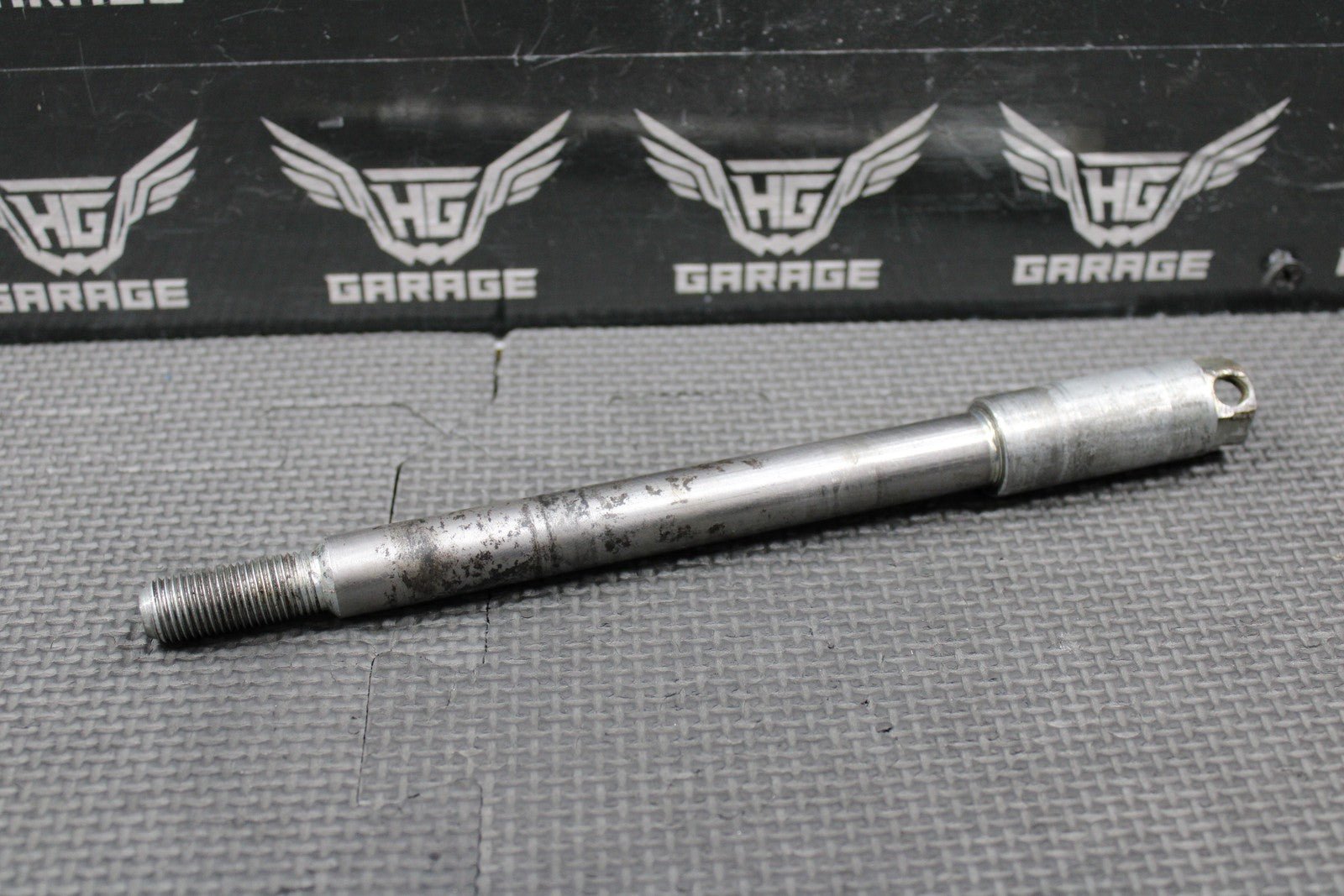 1999 HONDA XR200R 85 - 02 OEM FRONT WHEEL RIM AXLE PIVOT BOLT 44301 - KK0 - 770 - hggarage