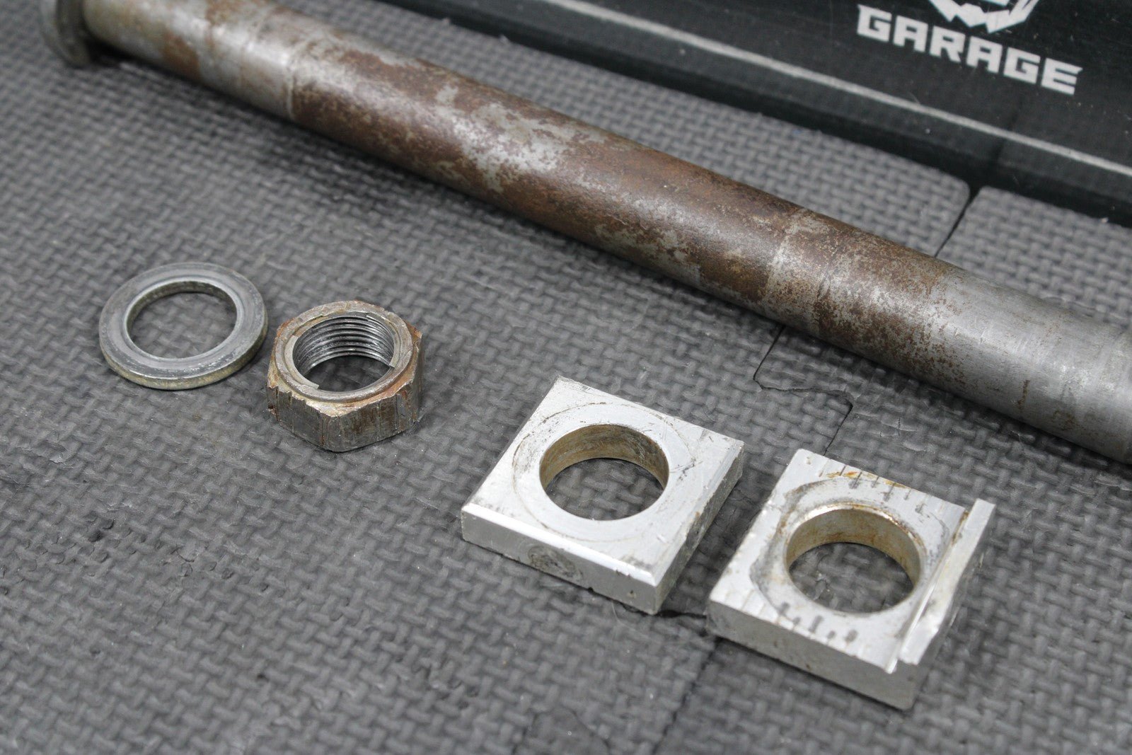 2006 YAMAHA YZ250F OEM REAR AXLE BACK WHEEL RIM PIVOT BOLT AXEL 1C3 - 25381 - 90 - 00 - hggarage
