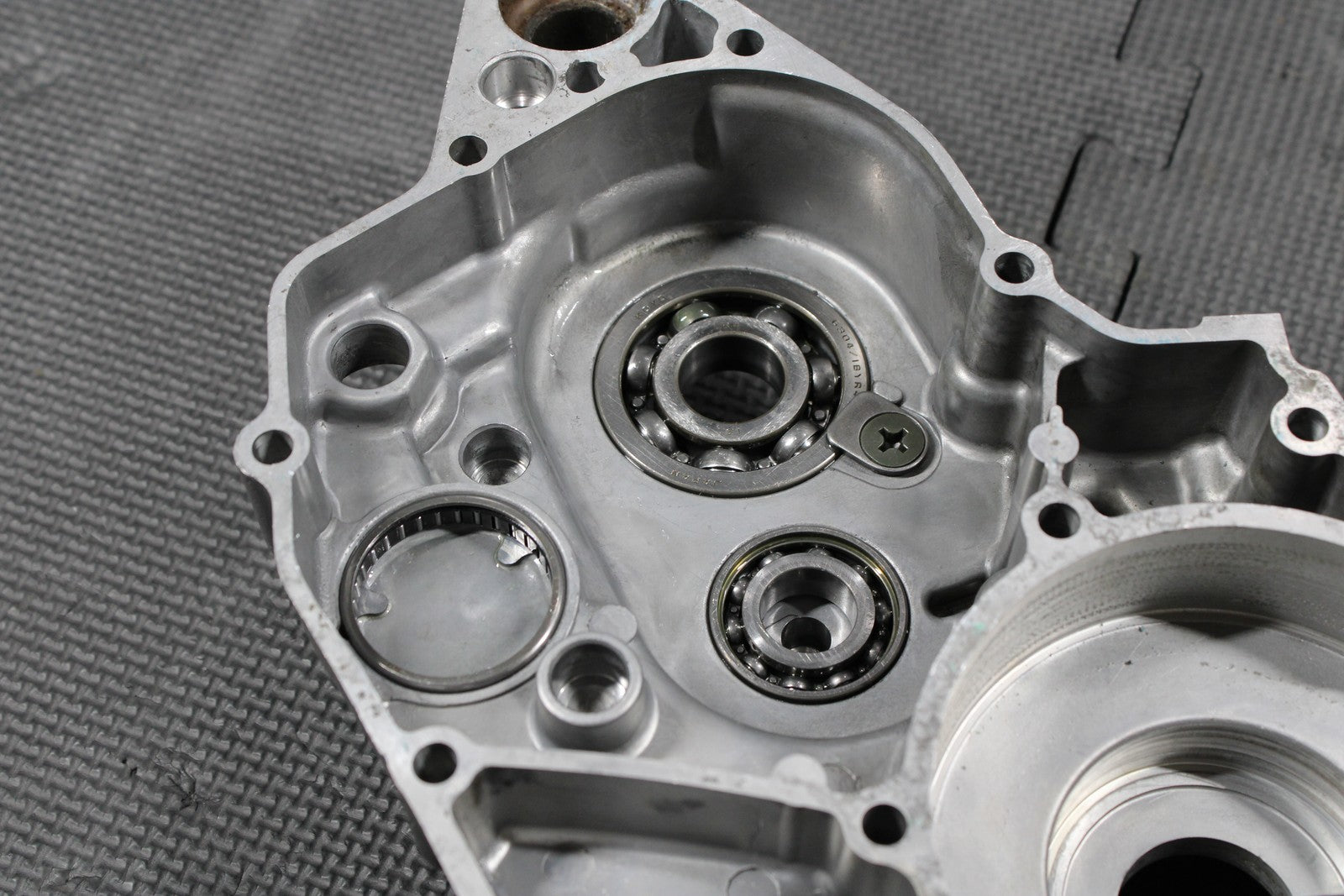 2000 SUZUKI RM125 99 - 00 OEM LEFT ENGINE MOTOR CRANKCASE CRANK CASES BLOCK - hggarage