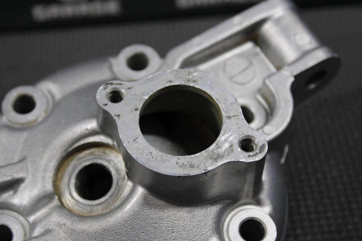 1999 95 - 06 KAWASAKI KDX200 OEM ENGINE MOTOR CYLINDER HEAD COVER DOME 11001 - 1409 - hggarage