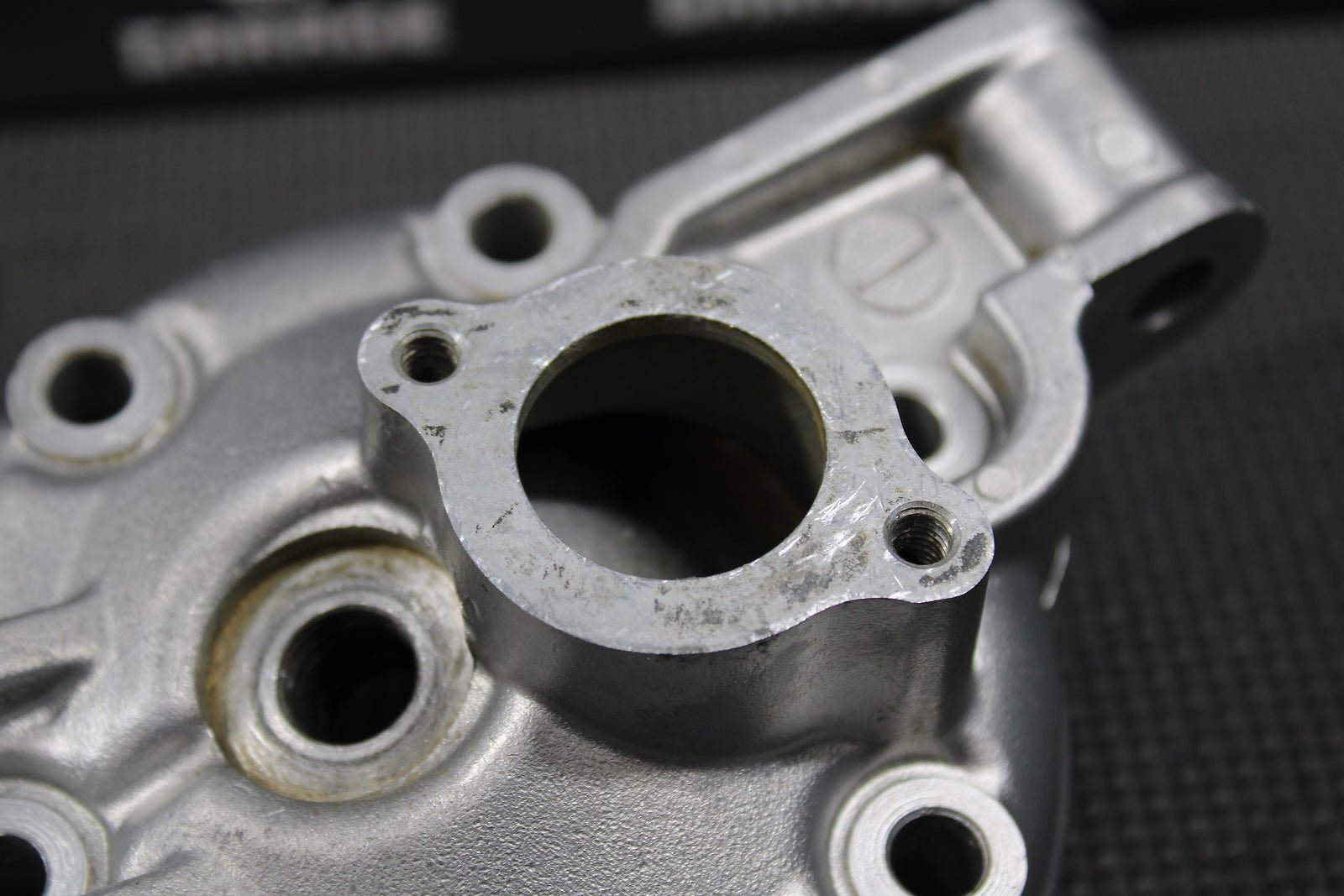 1999 95 - 06 KAWASAKI KDX200 OEM ENGINE MOTOR CYLINDER HEAD COVER DOME 11001 - 1409 - hggarage