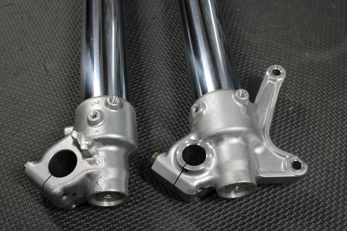 2005 YAMAHA YZ450F OEM RIGHT LEFT FRONT SUSPENSION FORKS SHOCKS 5XD - 23102 - 50 - 00 - hggarage