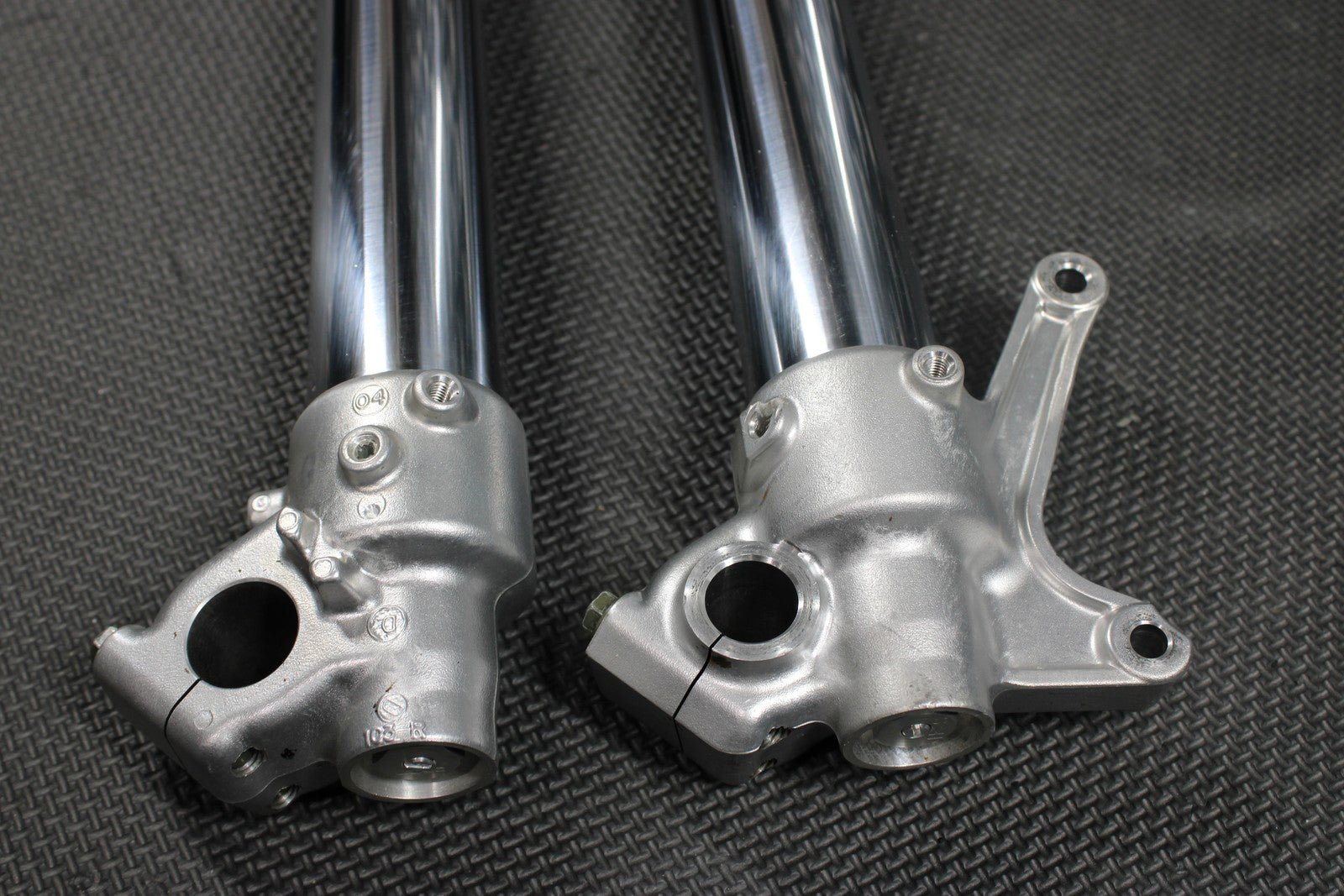 2005 YAMAHA YZ450F OEM RIGHT LEFT FRONT SUSPENSION FORKS SHOCKS 5XD - 23102 - 50 - 00 - hggarage