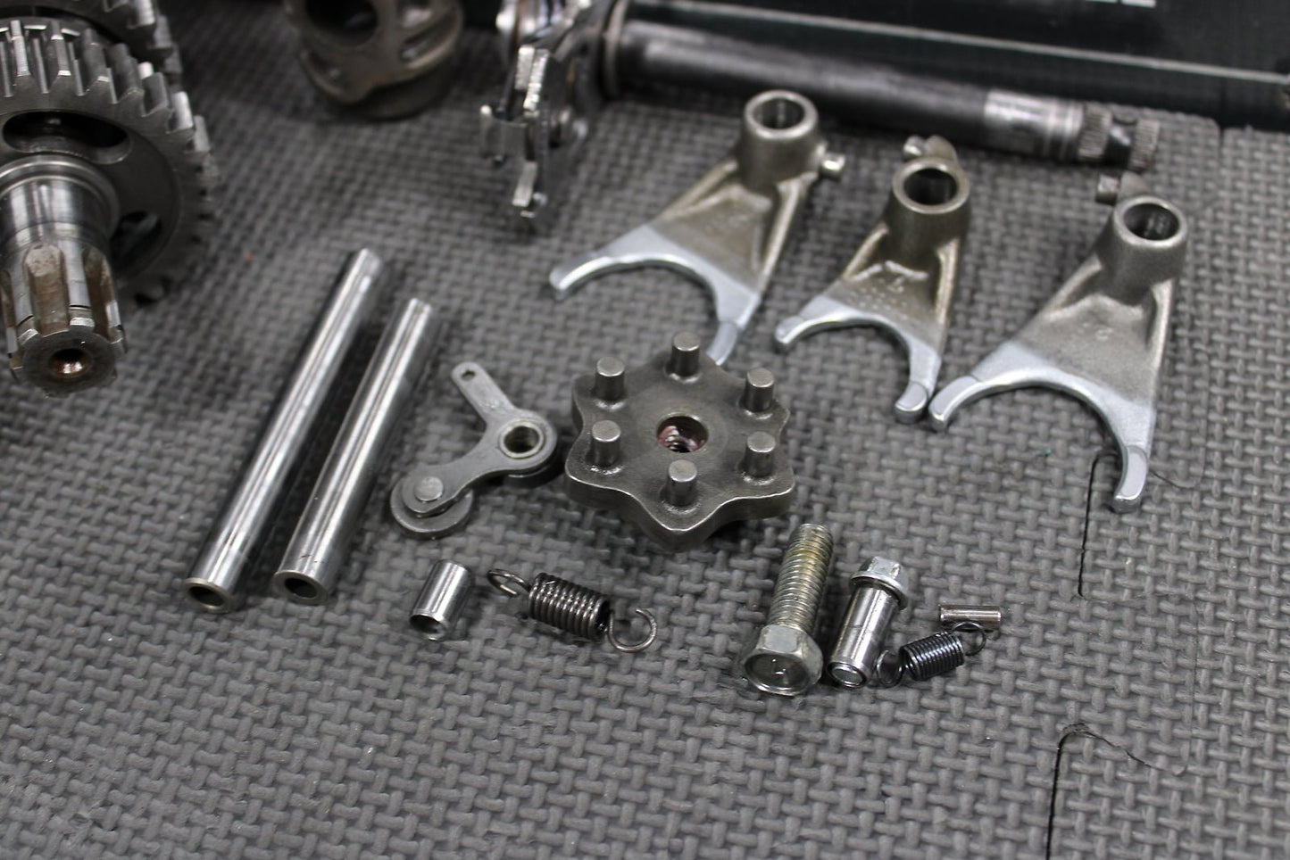 2008 KAWASAKI KX100 KX85 OEM ENGINE TRANSMISSION TRANNY ASSEMBLY GEARS - hggarage