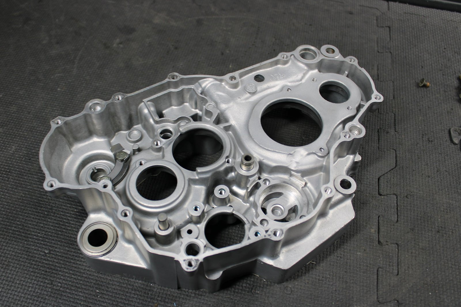 2002 YAMAHA YZ426F OEM RIGHT ENGINE MOTOR CRANKCASE CRANK CASES BLOCK - hggarage
