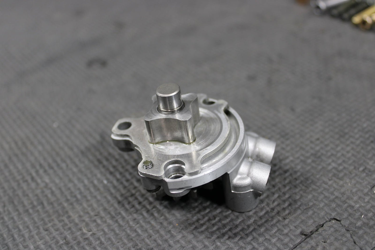 2005 YAMAHA WR250F YZ250 YZ250F OEM ENGINE MOTOR OIL PUMP 5SG - 13300 - 01 - 00 - hggarage