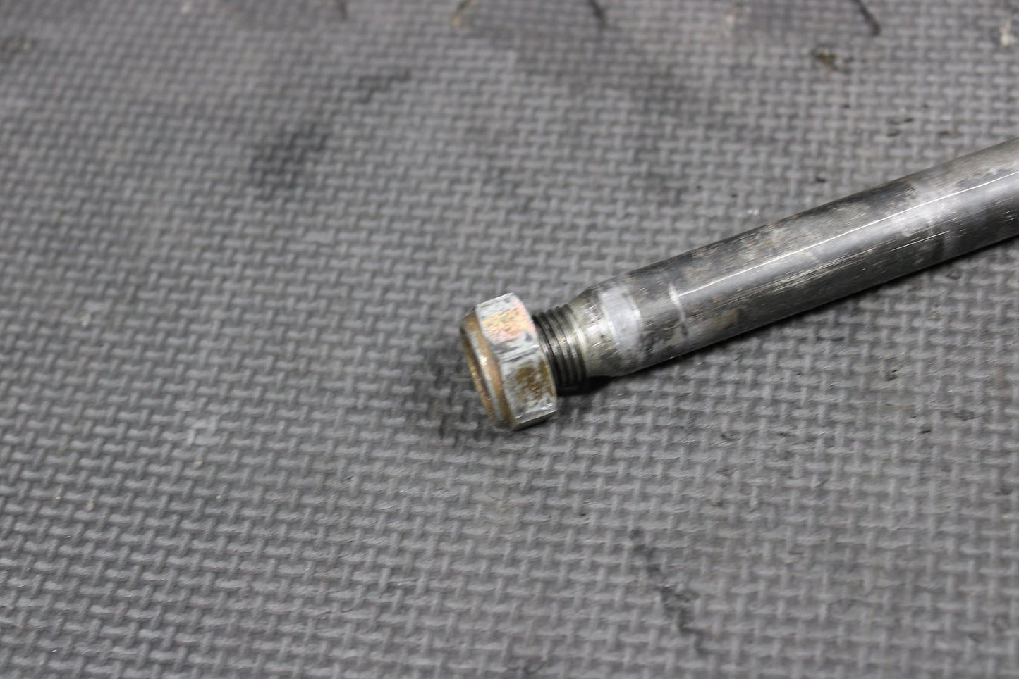 2002 HONDA CRF450R REAR BACK SWINGARM BOLT SUSPENSION PIVOT AXLE 52101 - KZ4 - J40 - hggarage