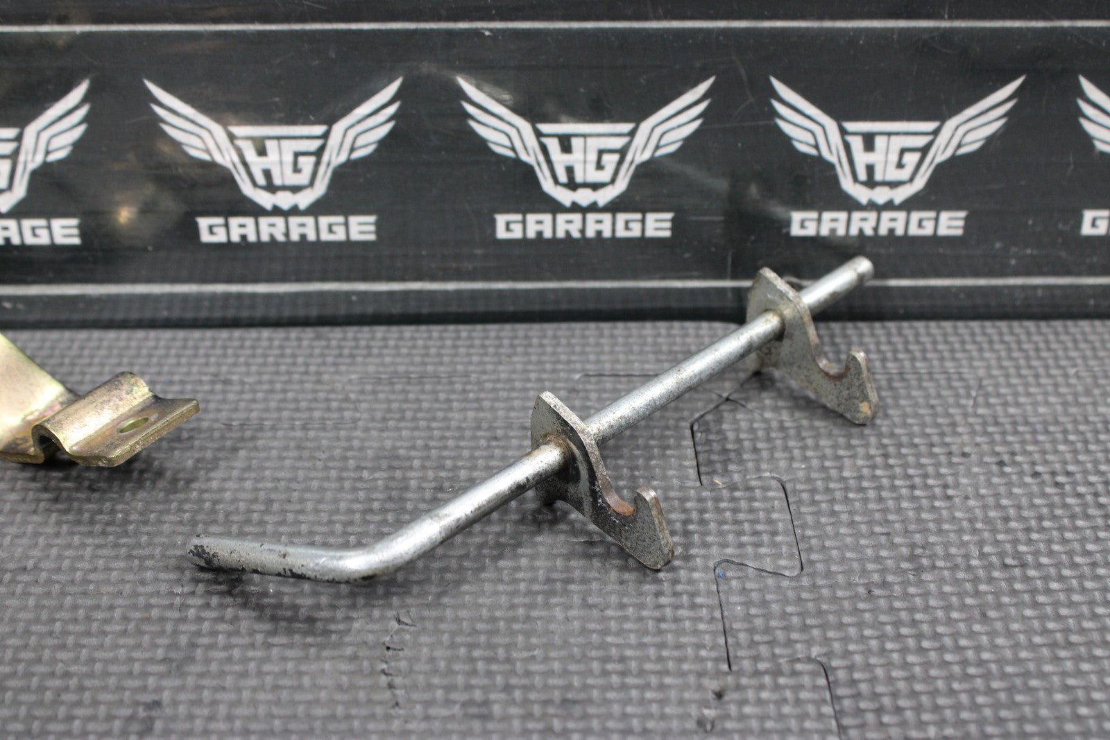 1997 YAMAHA 92 - 00 RT100 OEM SEAT SADDLE LATCH BRACKETLEVER 3UL - 24775 - 00 - 00 - hggarage