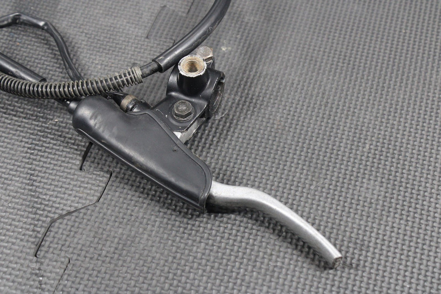 1987 87 - 95 YAMAHA TW200 OEM CLUTCH PERCH MOUNT WITH LEVER CABLE 1RL - 26335 - 00 - 00 - hggarage