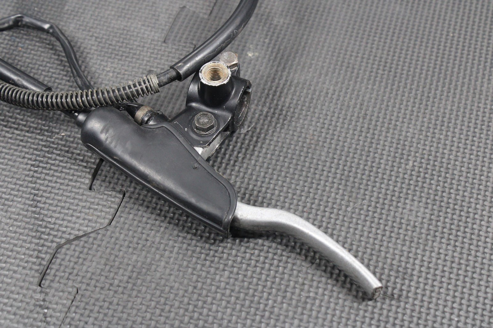 1987 87 - 95 YAMAHA TW200 OEM CLUTCH PERCH MOUNT WITH LEVER CABLE 1RL - 26335 - 00 - 00 - hggarage