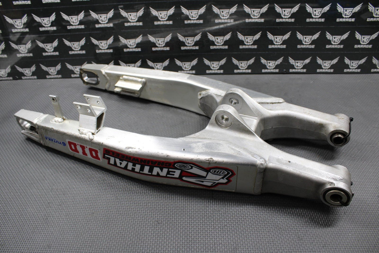 2005 HONDA CRF450R OEM SWINGARM SWING ARM REAR SUSPENSION 52200 - MEN - 710 - hggarage