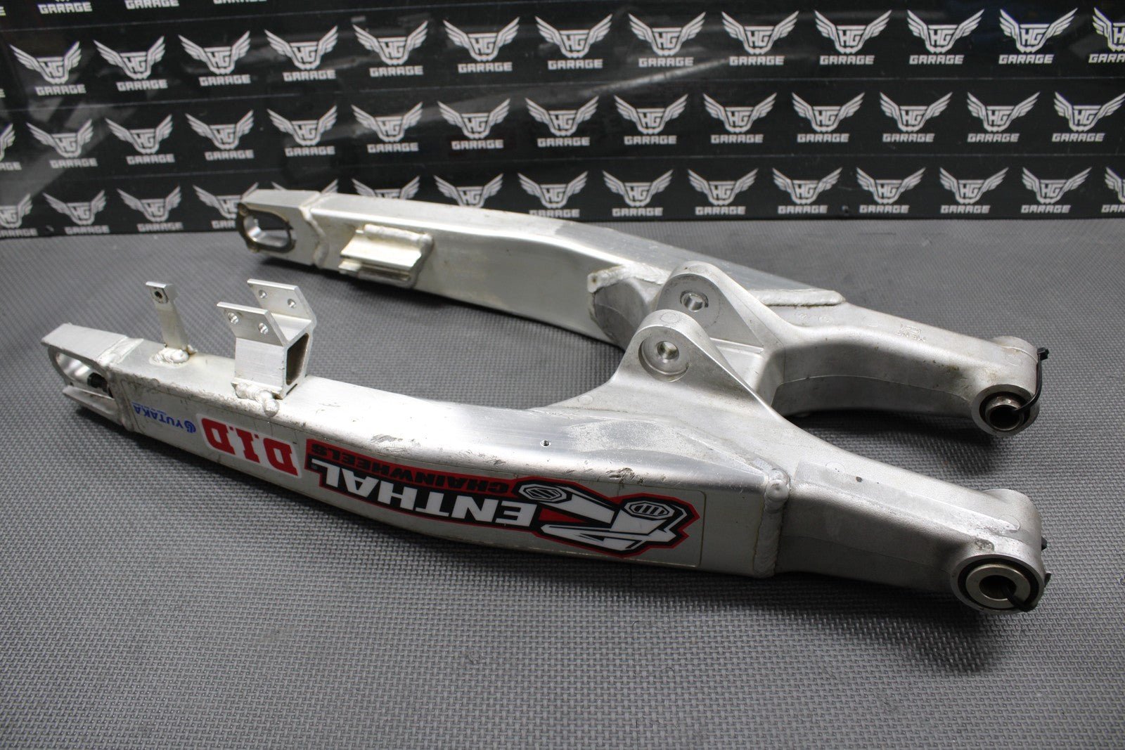 2005 HONDA CRF450R OEM SWINGARM SWING ARM REAR SUSPENSION 52200 - MEN - 710 - hggarage