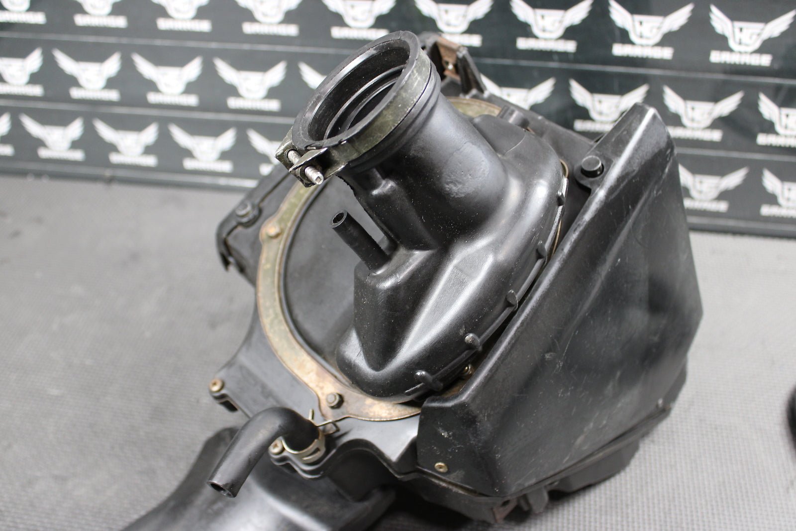 1998 YAMAHA YZ400F OEM AIRBOX AIR CLEANER FILTER INTAKE BOX 5BE - 14453 - 00 - 00 - hggarage