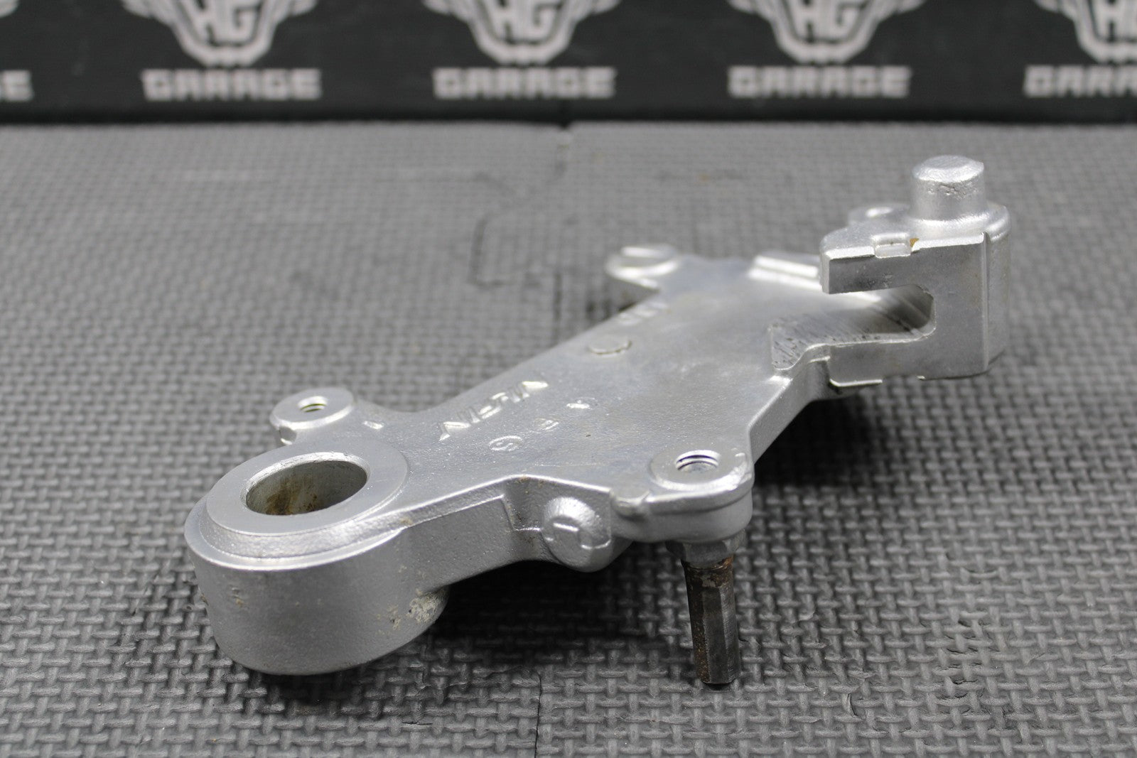 1995 SUZUKI 93 - 95 RMX250 OEM NISSIN REAR BRAKE CALIPER HANGER 69351 - 43D01 - hggarage