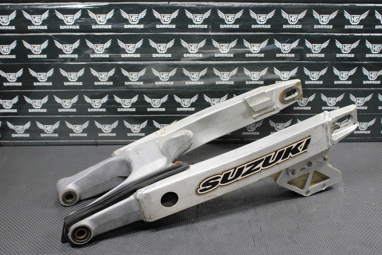 1996 SUZUKI RM250 OEM MODEL T SWINGARM SWING ARM SUSPENSION 61000 - 36E00 - hggarage