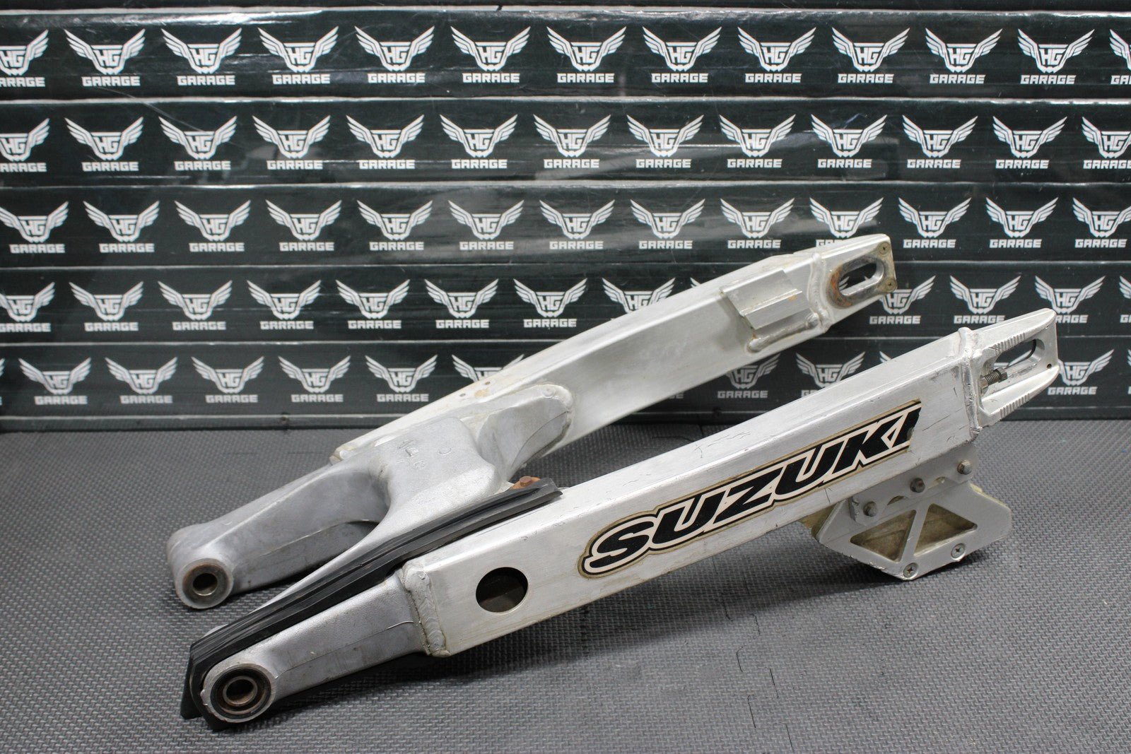 1996 SUZUKI RM250 OEM MODEL T SWINGARM SWING ARM SUSPENSION 61000 - 36E00 - hggarage