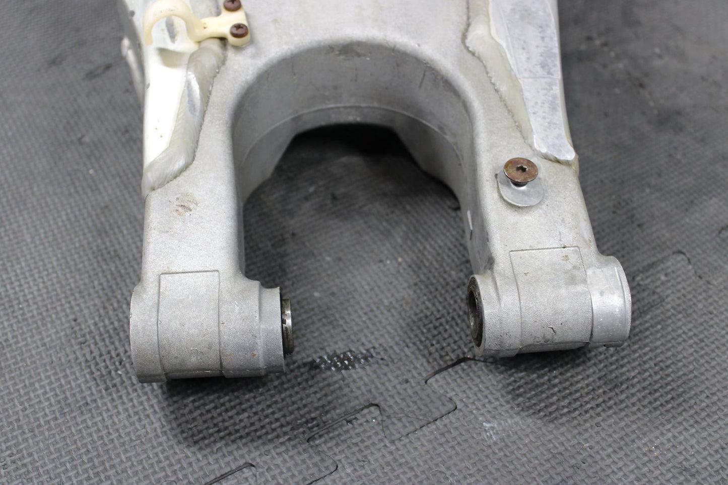 2005 Yamaha YZ250F OEM Swingarm Swing Arm Suspension 1C3 - 22110 - 00 - 00 - hggarage