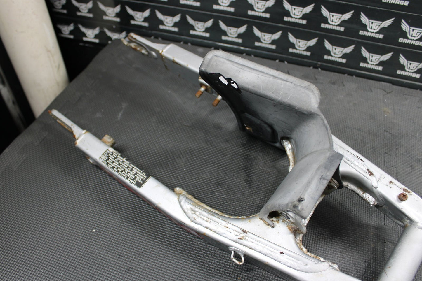 1998 HONDA XR200R 1991 / 93 - 99 OEM SWINGARM SWING ARM SUSPENSION 52100 - KT0 - 870 - hggarage
