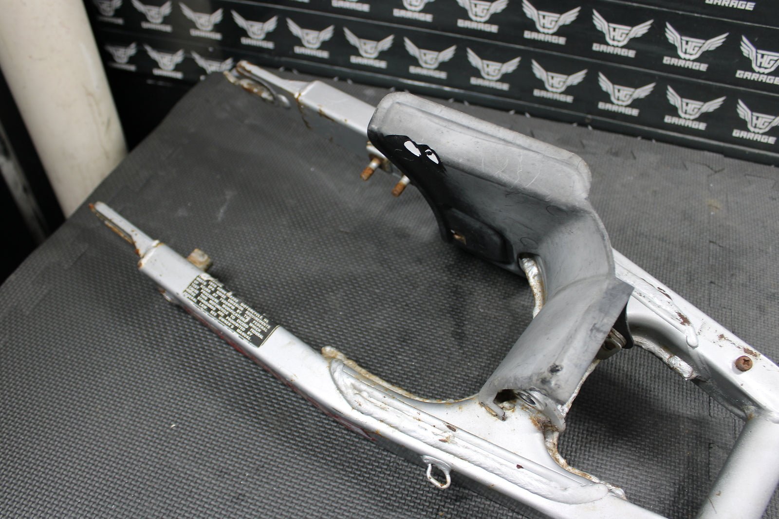 1998 HONDA XR200R 1991 / 93 - 99 OEM SWINGARM SWING ARM SUSPENSION 52100 - KT0 - 870 - hggarage