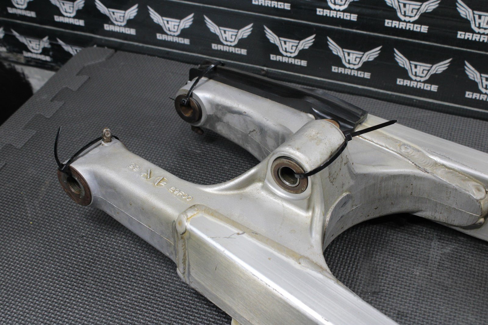 2000 SUZUKI 00 - 07 DRZ400 DRZ400E OEM SWINGARM SWING ARM SUSPENSION 61000 - 29F00 - hggarage