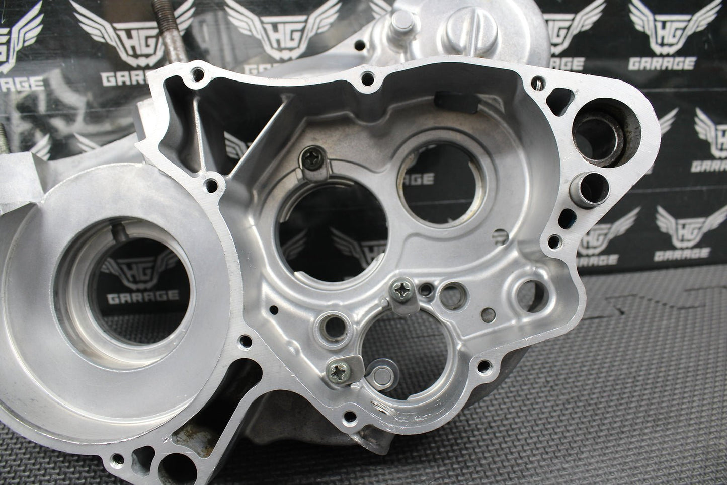 2001 SUZUKI 01 - 02 RM250 OEM RIGHT HALF ENGINE MOTOR CRANKCASE CRANK CASE BLOCK - hggarage
